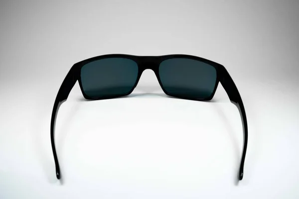 Φωτογραφία προϊόντος από τον ήλιο Γυαλιά με μπλε γυαλί και μαύρο πλαίσιο σε λευκό φόντο. Πρότυπο για τα μέσα κοινωνικής δικτύωσης, ιστοσελίδα — Φωτογραφία Αρχείου
