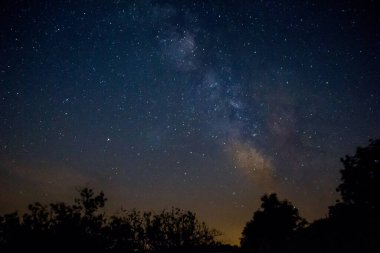 Samanyolu ve yıldızlı gökyüzü. Mavinin, morun ve turuncunun muhteşem tonu.