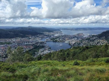 Ulriken Hill, Bergen, Norveç 'ten göz kamaştırıcı bir manzara. Akıllı telefon kamerasıyla çekilmiş..