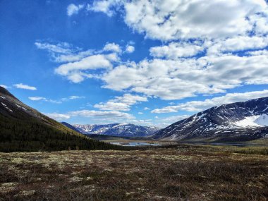 Rusya 'nın Kola yarımadasındaki Khibiny dağlarının yükselen manzarası.