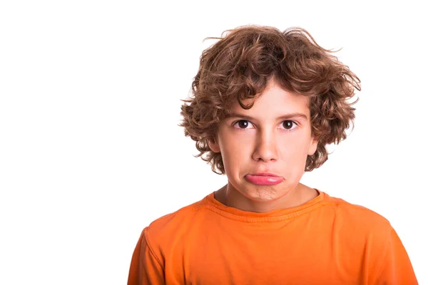 Kameraya bakarak üzgün çocuk