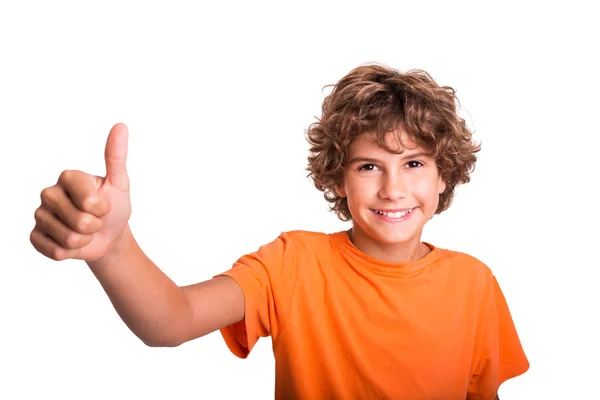 mutlu genç adam kameraya gülümseyen