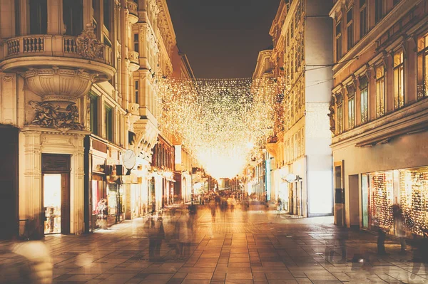 Viyana Kohlmarkt sokağı gece ve Noel zamanı. Avrupa 'nın başkenti Avusturya' nın en seçkin alışveriş caddesi..