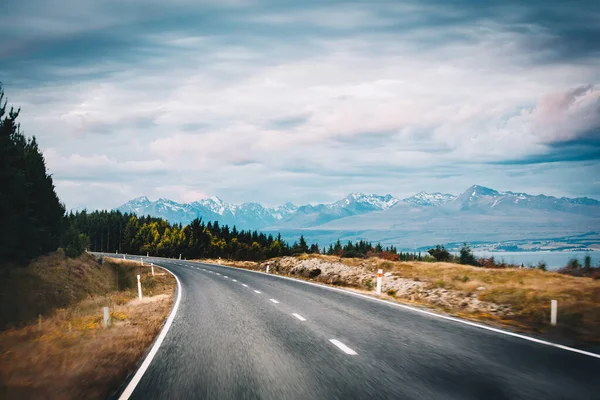 Yeni Zelanda 'nın güney adasında huzurlu bir yolda bir karavanla araba sürüyorum..