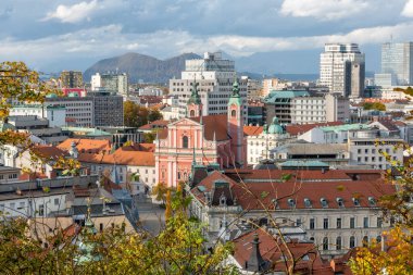 Slovenya 'nın Ljubljana kentindeki Preseren Meydanı' ndaki Pembe Fransisken Kilisesi parlak mavi gökyüzüne karşı güzel duruyor..
