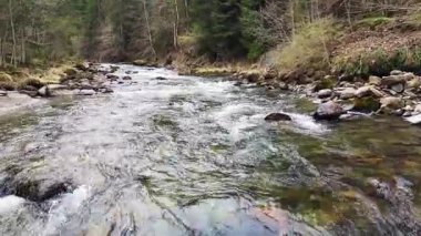 Schladming yakınlarındaki Wilde Wasser geçidine ait hava aracı görüntüleri kış ya da ilkbahar başında çekildi. Karla kaplı dağlık arazi, akan dağ suyu ve dramatik doğal manzara Avusturya 'yı vurguluyor