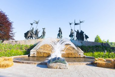 Tulln 'deki Nibelungen Anıtı bir der Donau' da ortaçağ efsanelerini ve bölgesel tarihi sembolize eden anlamlı bronz heykeller ve bir çeşme bulunur. Bu resim kültürel mirası temsil ediyor.