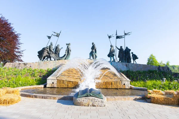 Tulln 'deki Nibelungen Anıtı bir der Donau' da ortaçağ efsanelerini ve bölgesel tarihi sembolize eden anlamlı bronz heykeller ve bir çeşme bulunur. Bu resim kültürel mirası temsil ediyor.