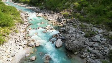 Kuzey İtalya 'daki bir Alp Vadisi' nden akan turkuaz Tagliamento Nehri 'nin insansız hava aracı görüntüsü. Alpe Adria bisiklet yolu boyunca yakalanmış, berrak su, kayalık nehir yatağı, el değmemiş