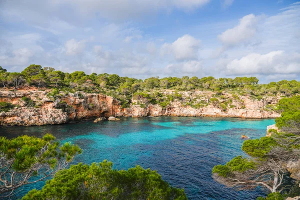 İspanya 'nın Mallorca adasındaki Cala Pi' deki engebeli kıyı şeridinin havadan görünüşü. Kayalık kayalıklar Akdeniz 'in sakin turkuaz sularıyla doğal bitki örtüsü ve dramatik bitki örtüsüyle karşılaşıyor.