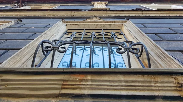 Окна и пилястра старого черного здания — стоковое фото