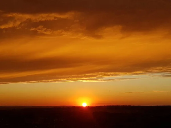 春夜日落时的橙色和黄色天空 — 图库照片