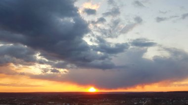 Güzel Bulutlu Gece Gökyüzünde Turuncu Gün Batımı