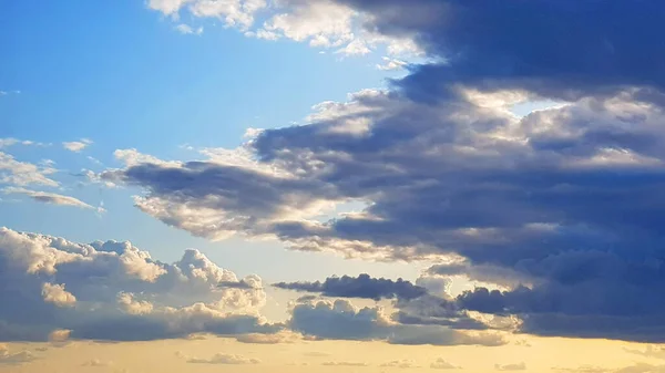 夜空中美丽的蓬松的云彩 — 图库照片