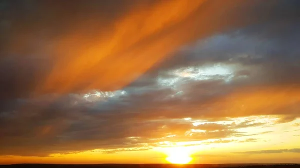 Sonnenuntergang und schöne gelbe und orangefarbene Wolken — Stockfoto