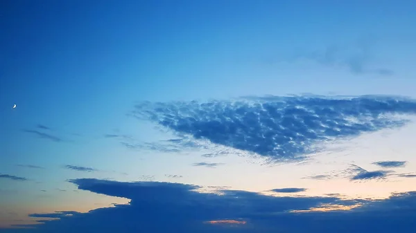 Stranamente a forma di nuvola e la luna nel cielo — Foto Stock
