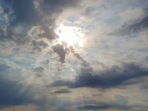 Vacker molnig himmel med solen strålar — Stockfoto