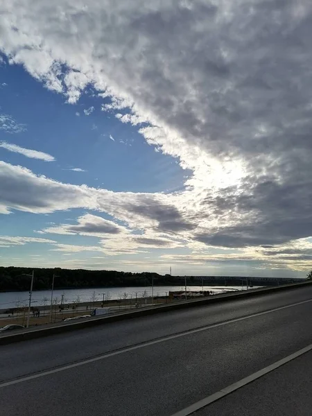 Mraky Nad Řekou Pozadí Západu Slunce — Stock fotografie