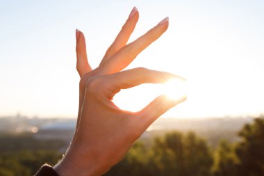 kadının el ve güneş