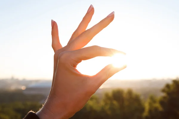 kadının el ve güneş