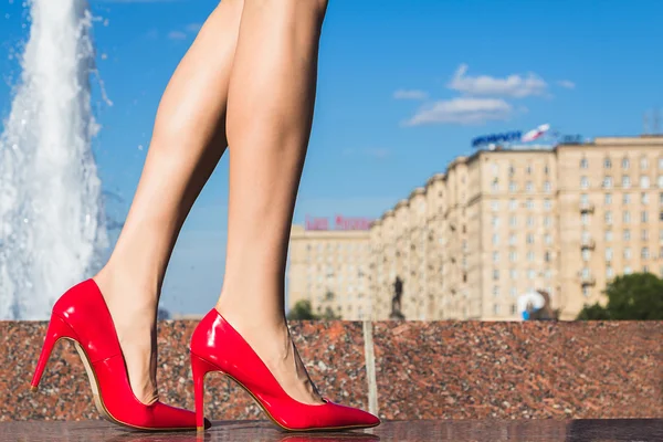 Güzel kadın bacaklarını açıp kırmızı ayakkabılar