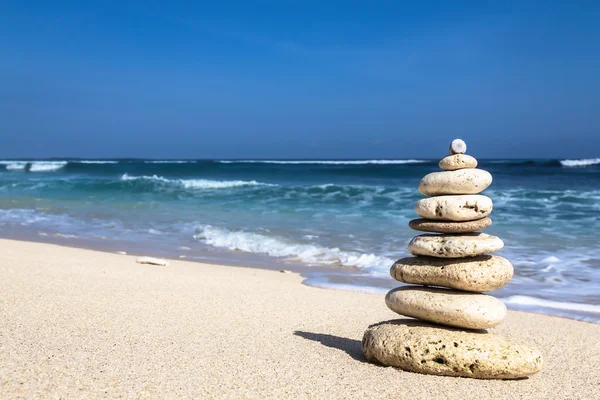 Sahilde taş piramidi