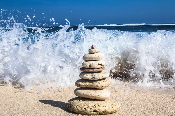 Sahilde taş piramidi