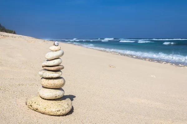 Sahilde taş piramidi