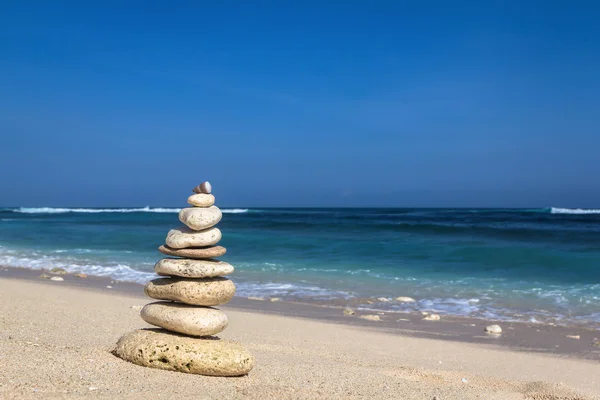 Sahilde taş piramidi