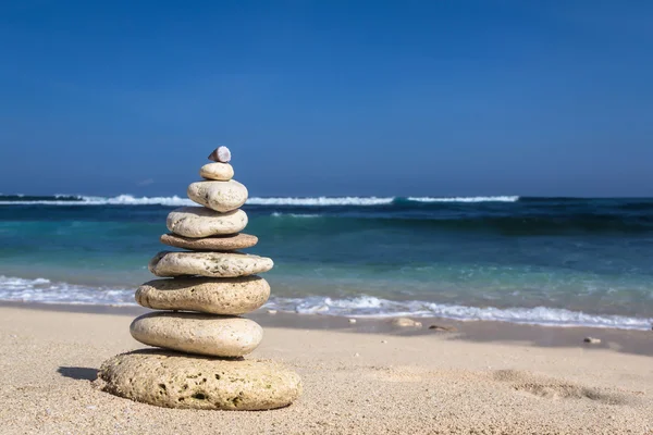 Sahilde taş piramidi