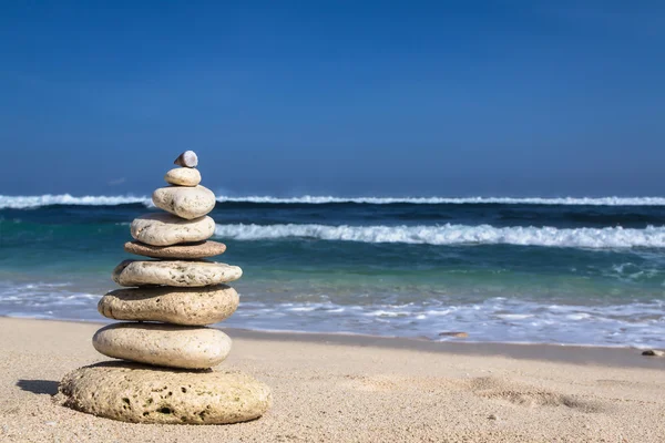 Sahilde taş piramidi