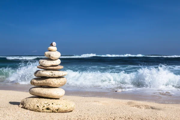 Sahilde taş piramidi