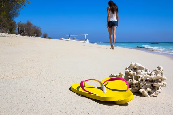 Bir plajda sarı slates