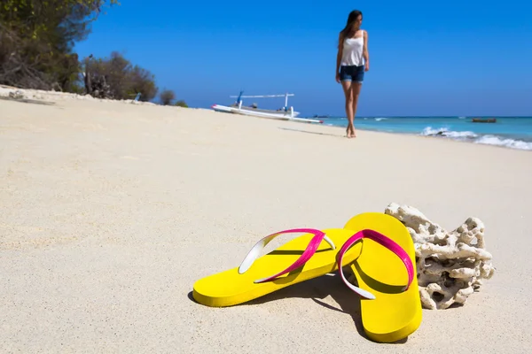 Bir plajda sarı slates