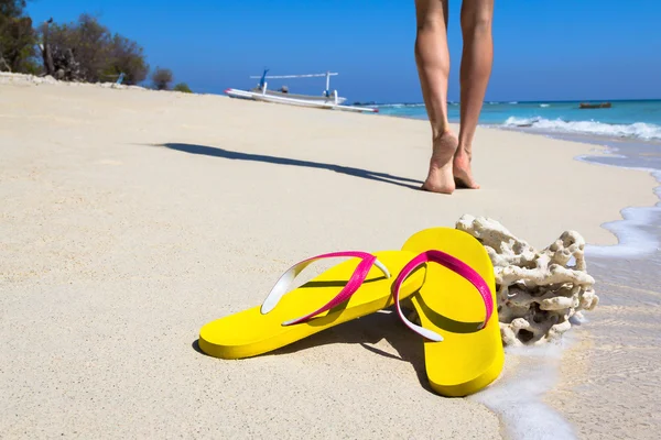 Bir plajda sarı slates — Stok fotoğraf