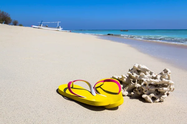 Bir plajda sarı slates — Stok fotoğraf