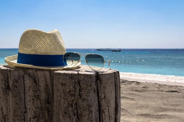Şapka ve güneş gözlüğü — Stok fotoğraf