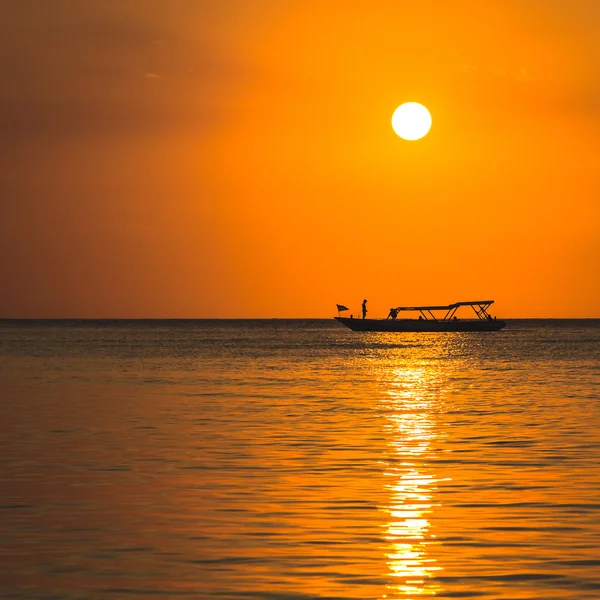 Okyanusu üzerinde Motorlu tekne