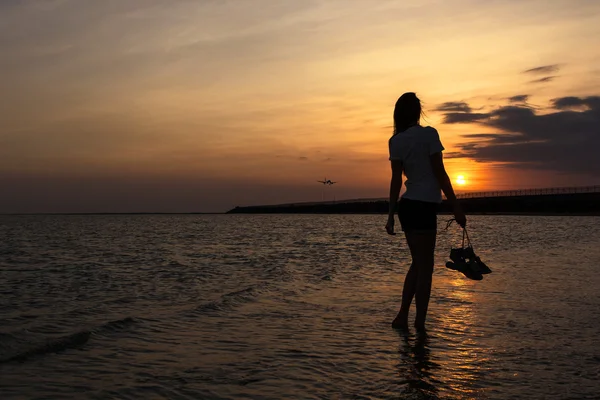 Silhouette di una giovane donna Foto Stock