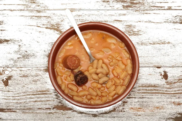 Guisado de feijão asturiano em um pote de barro . — Fotografia de Stock