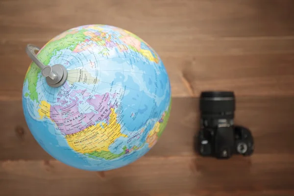 Globo sobre fondo de madera — Foto de Stock