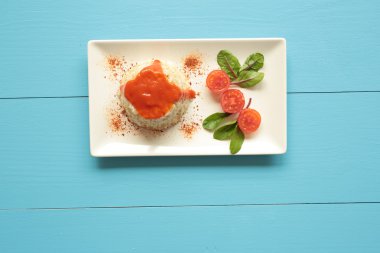 Küba tarzı pirinç beyaz tabakta uzamış