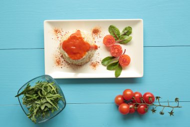 Küba tarzı pirinç beyaz tabakta uzamış