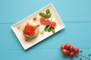 Küba tarzı pirinç beyaz tabakta uzamış