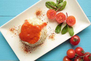 Küba tarzı pirinç beyaz tabakta uzamış