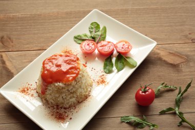 Küba tarzı pirinç beyaz tabakta uzamış