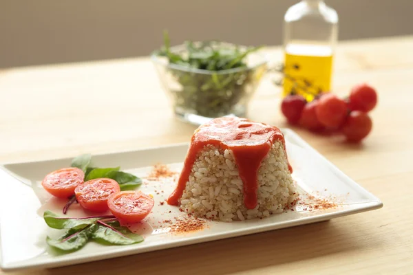 Arroz cubano en plato blanco alargado — Foto de Stock