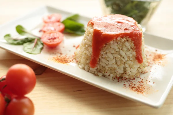 Arroz cubano en plato blanco alargado — Foto de Stock