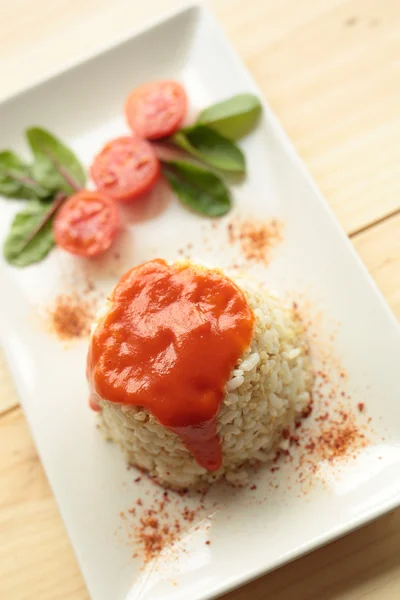 Arroz cubano en plato blanco alargado — Foto de Stock