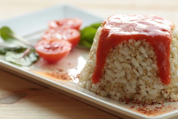 Arroz cubano en plato blanco alargado — Foto de Stock